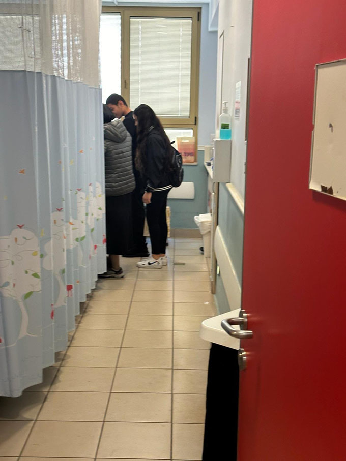 طلاب وطاقم وادارة مدرسة الرازي يقومون بزيارة قسم الاطفال في مستشفى تل هاشومير 